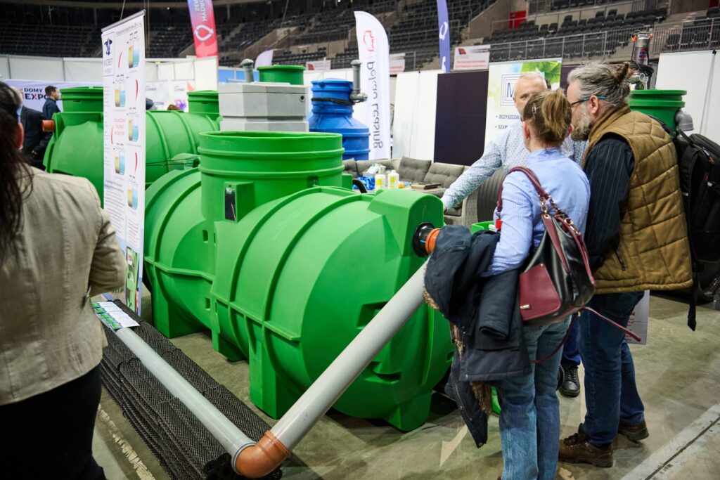 Zwiedzający oglądają zbiorniki i systemy retencji wody na stoisku