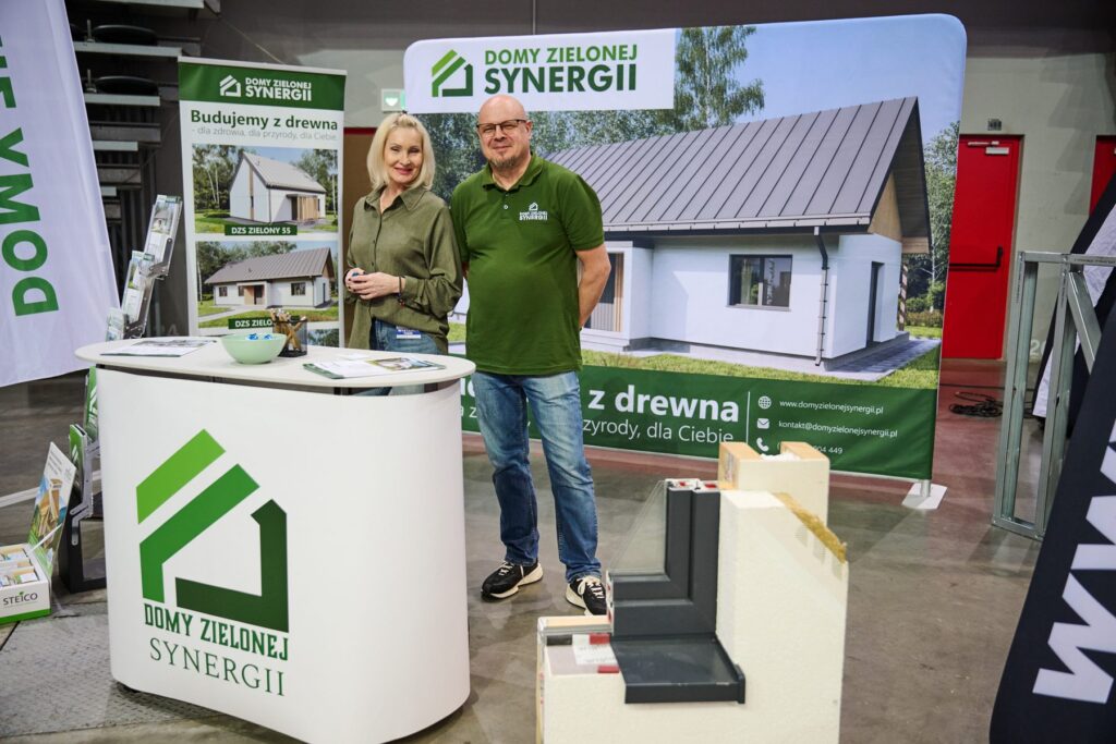 Stoisko producenta domów z drewna z doradcami