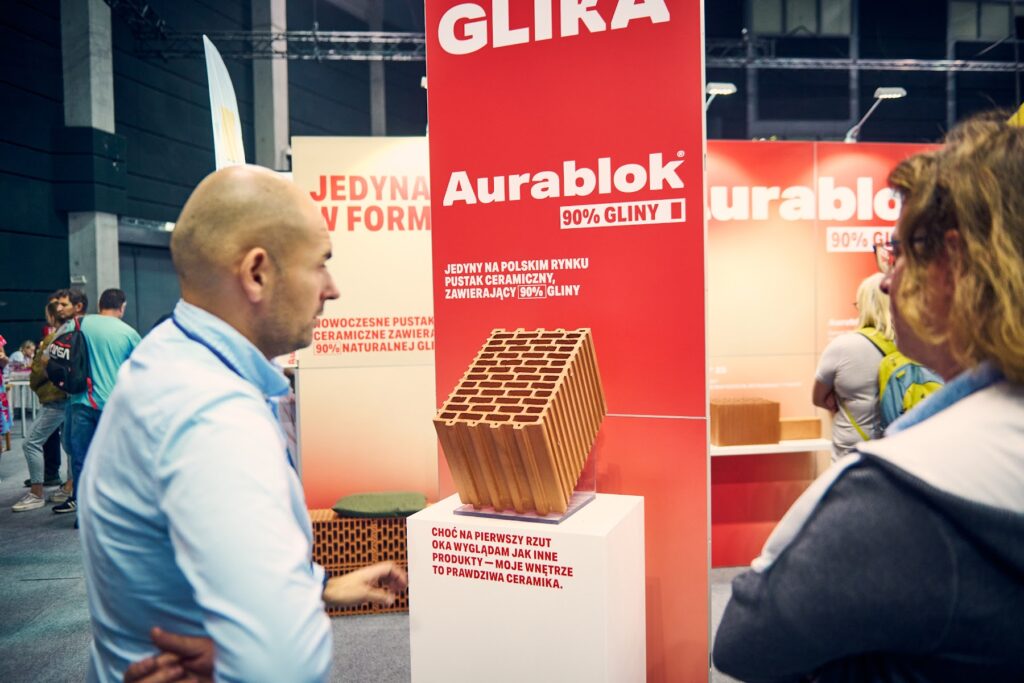 Zwiedzający na stoisku z oknami